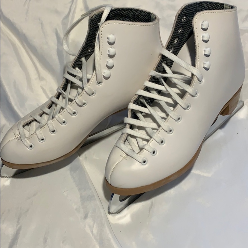 Riedell figure Ice skates. white size 6. model 117